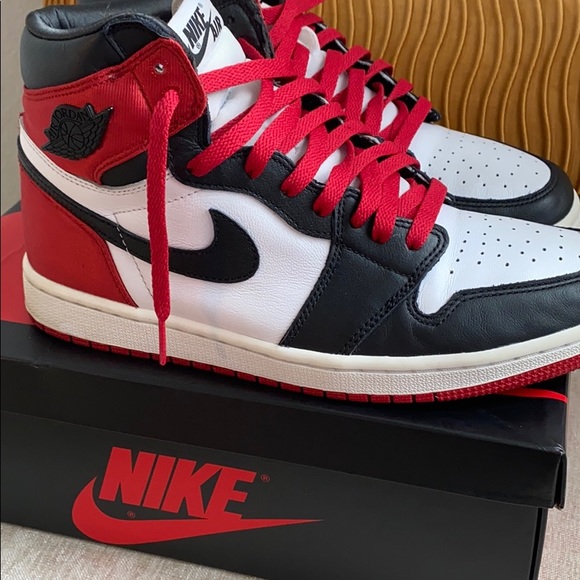 jordan 1 black toe red laces